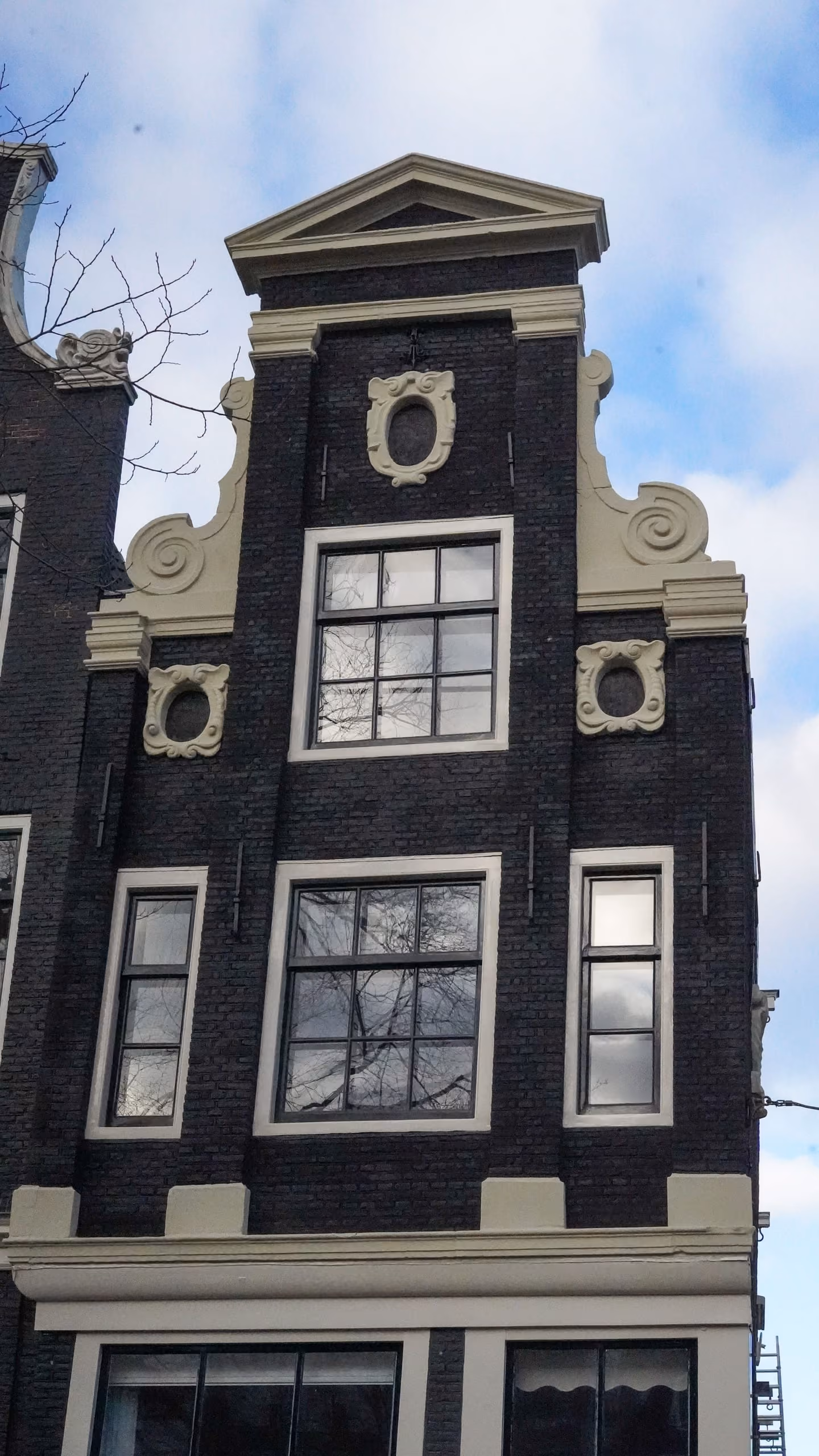 Gevelornament van het grachtenpand na restauratie