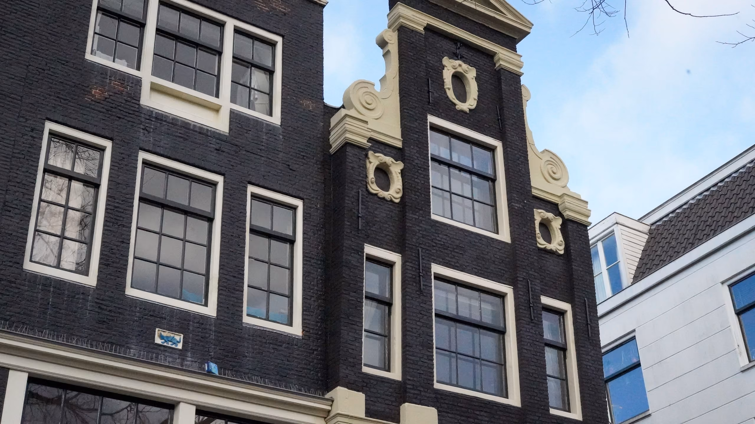 Halsgevel met opnieuw geschilderde kozijnen