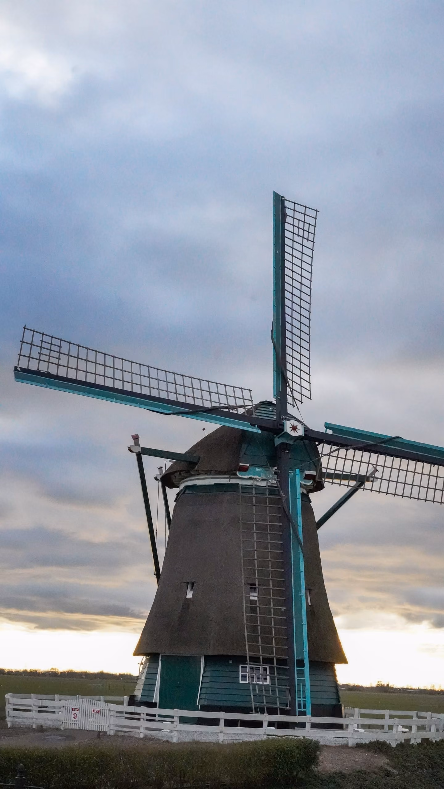 Detail van de groen geschilderde molenwieken